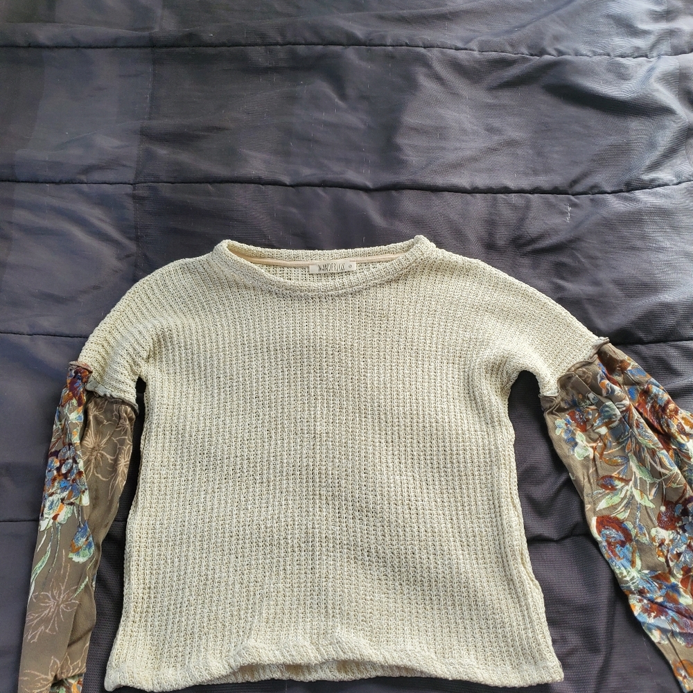 women xsmall beige top with design sleeves